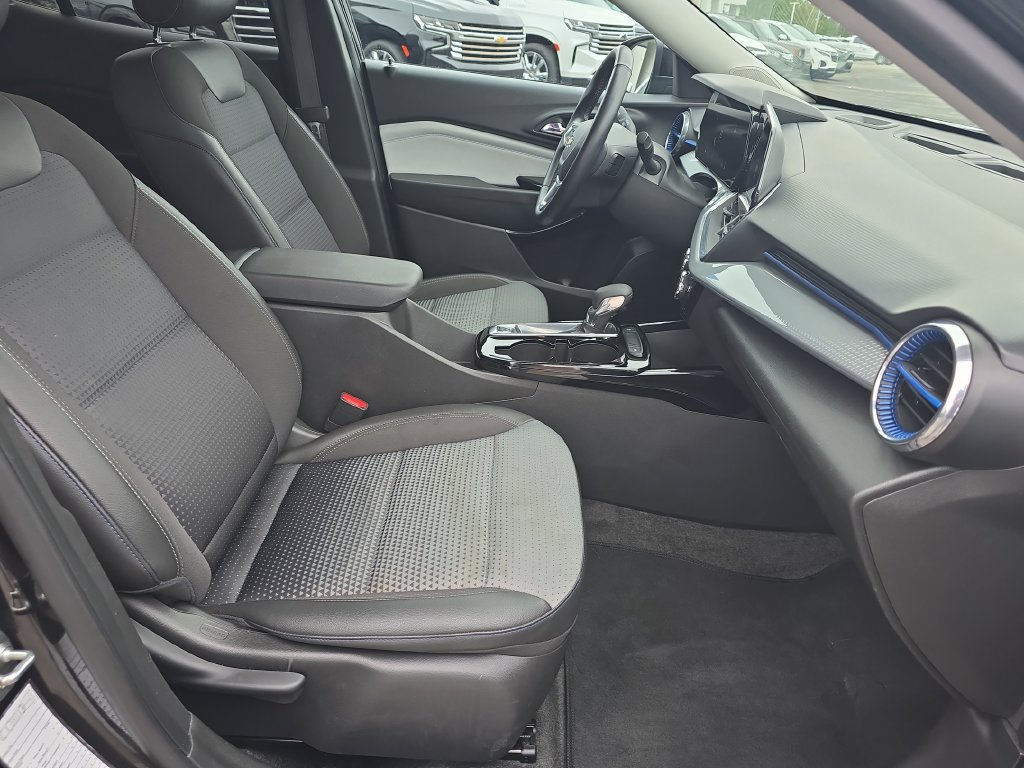 Used 2025 Chevrolet Trax LT w/ LT Convenience Package FWD image 20
