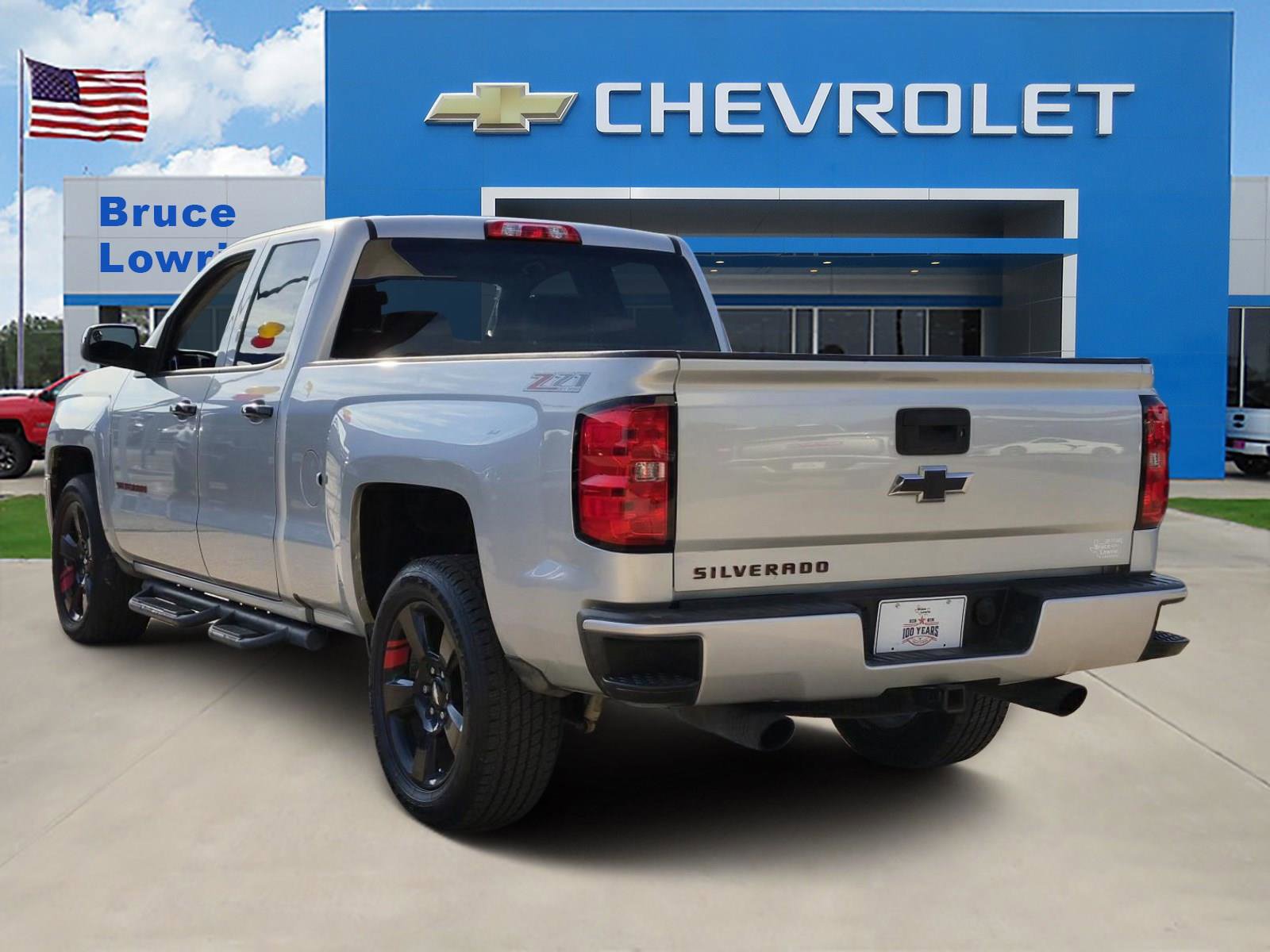 Used 2017 Chevrolet Silverado 1500 LT w/ Redline Edition AWD/4WD image 4
