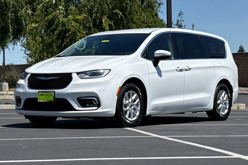 Used 2023 Chrysler Pacifica Touring-L FWD image 16