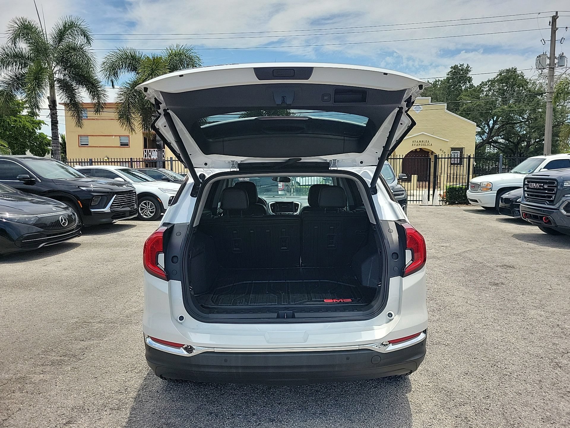 Used 2023 GMC Terrain SLT w/ LPO, Floor Liner Package FWD image 18