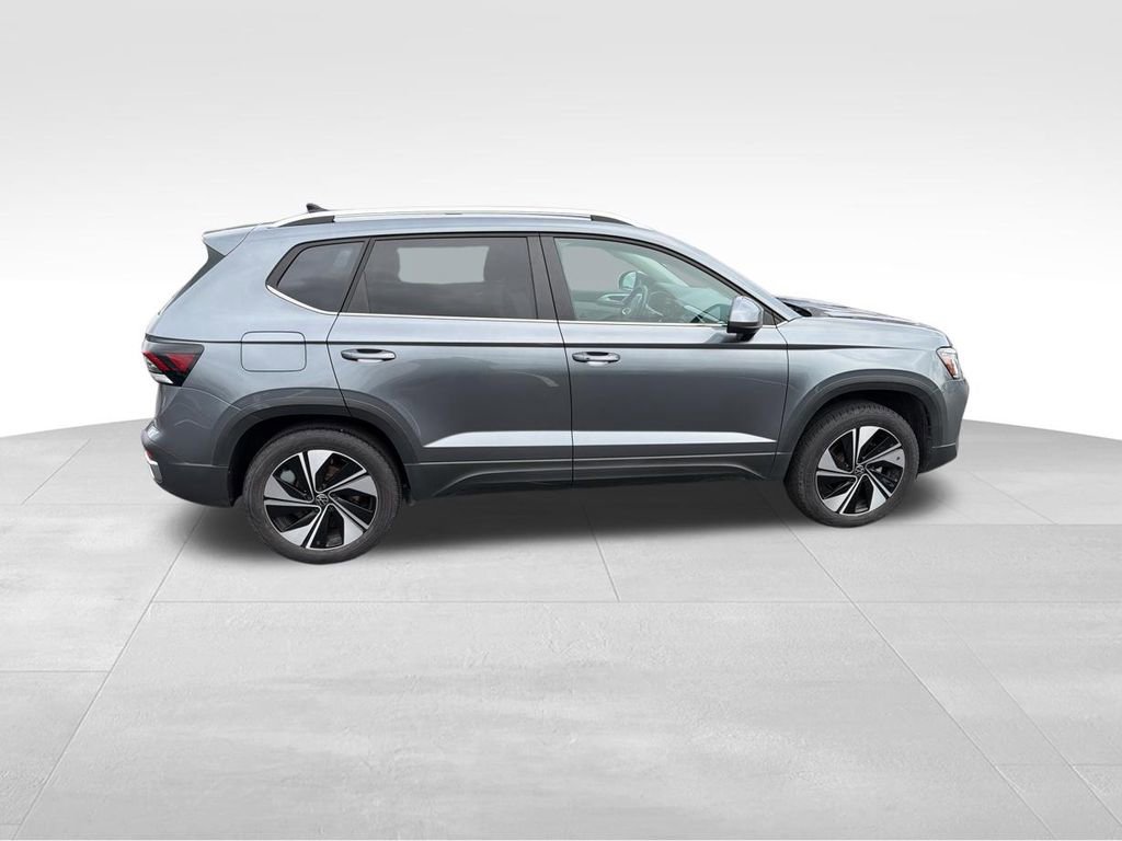 Used 2025 Volkswagen Taos SE AWD/4WD image 11