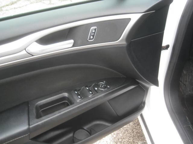 Used 2018 Ford Fusion SE w/ Fusion SE Technology Package image 16