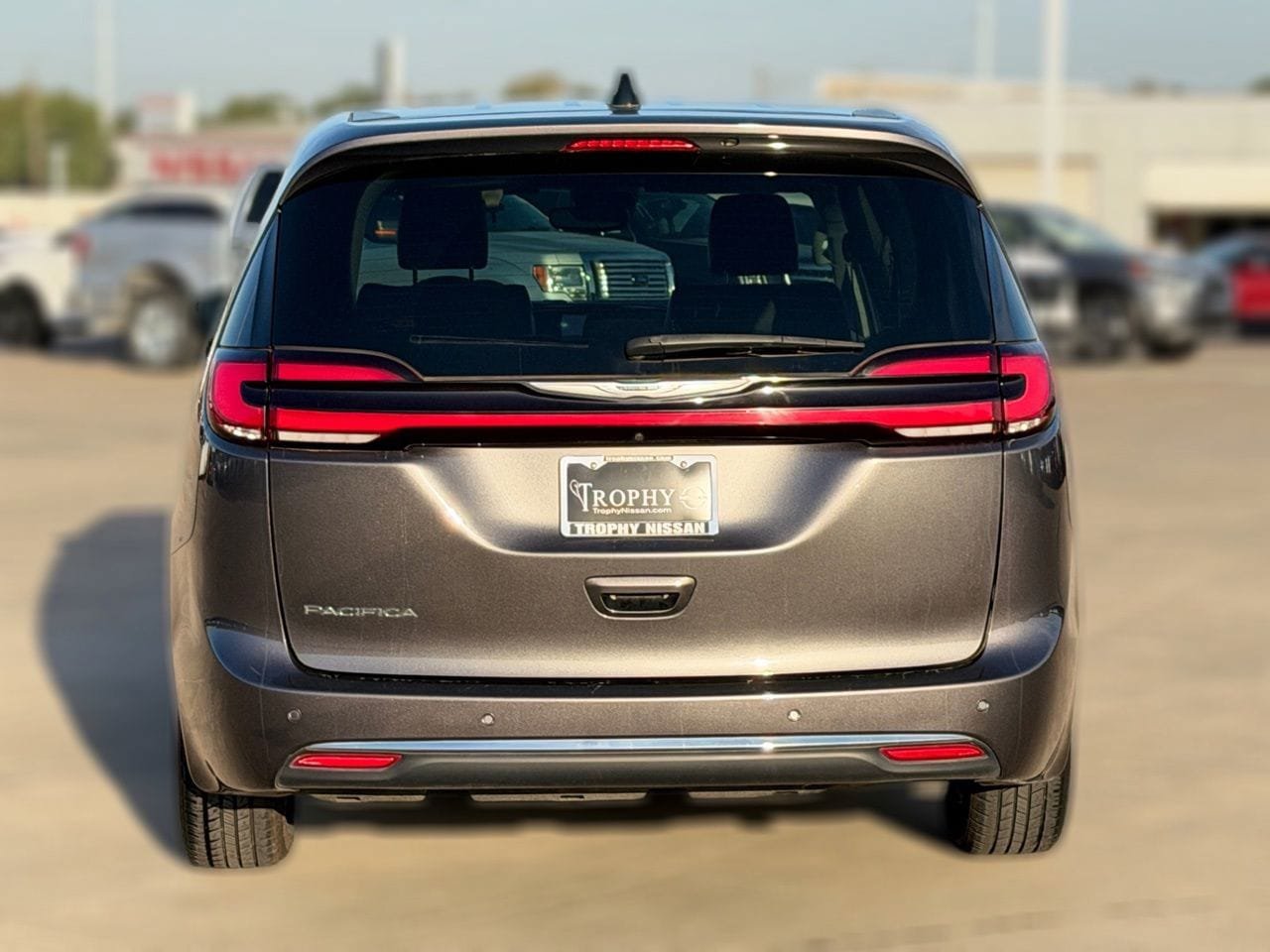 Used 2023 Chrysler Pacifica Touring-L FWD image 7