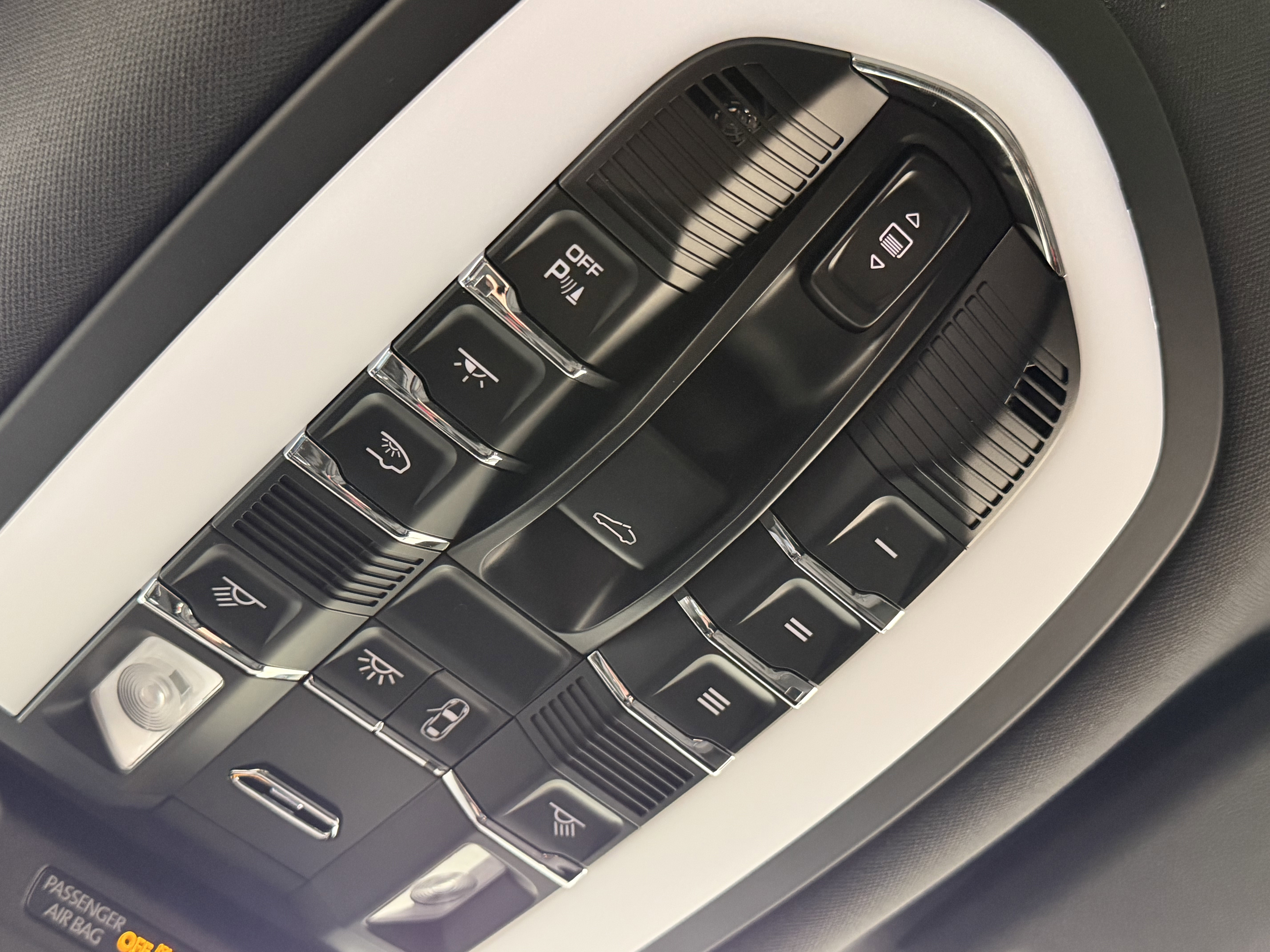 Certified 2025 Porsche Macan image 32