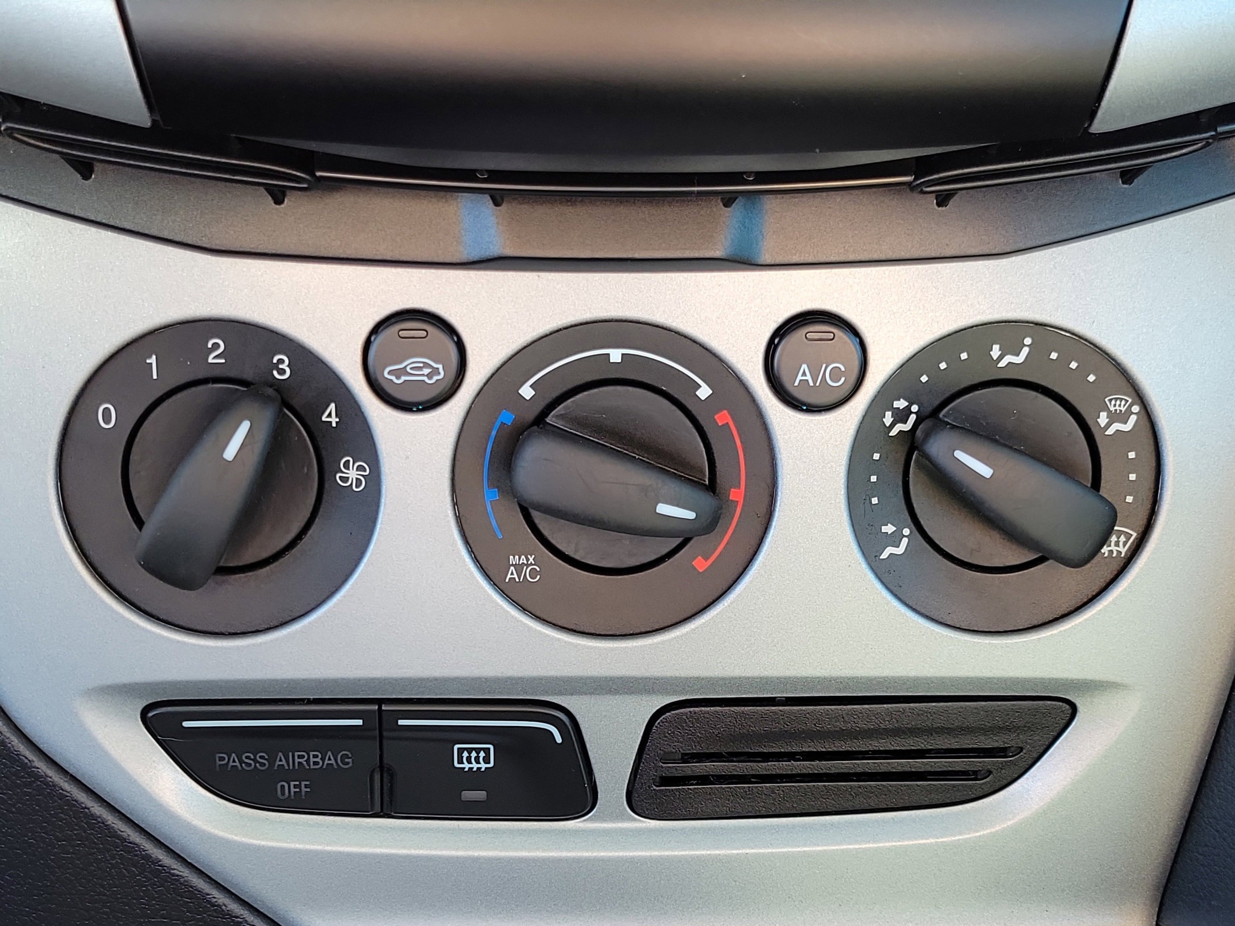 Used 2012 Ford Focus SE FWD image 27