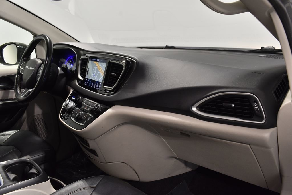 Used 2020 Chrysler Pacifica Touring-L Plus image 31