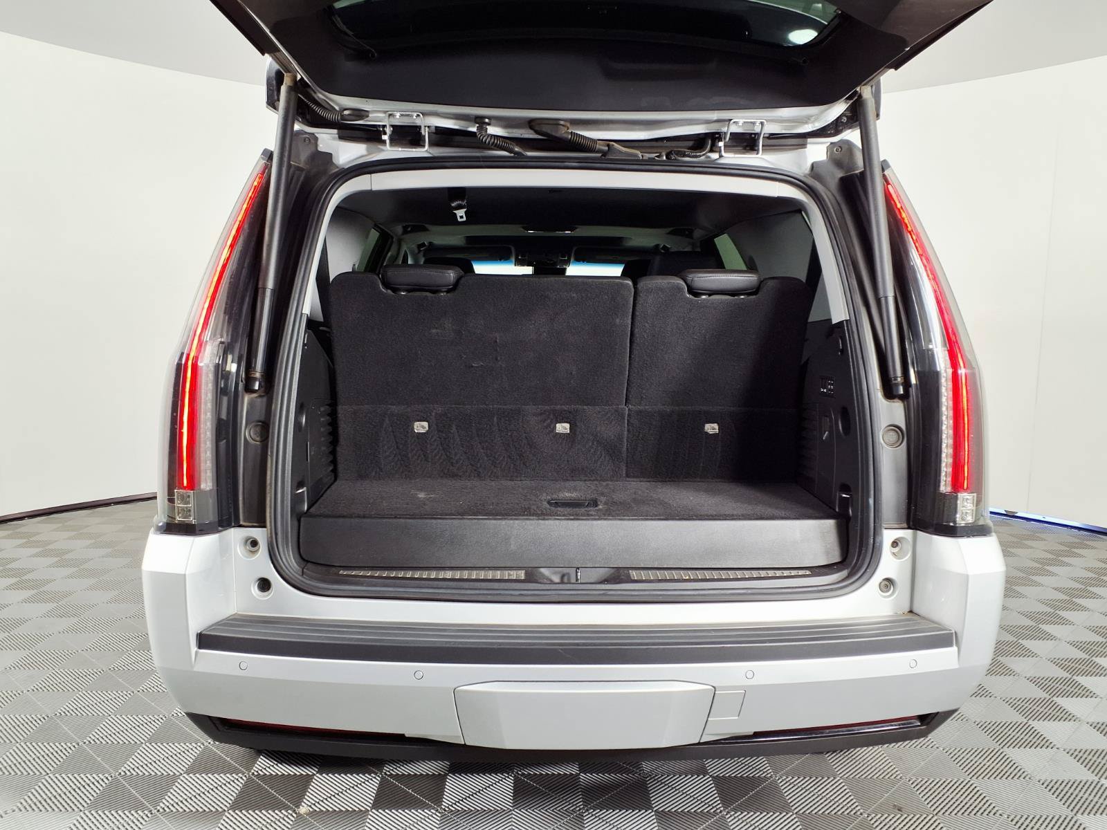 Used 2020 Cadillac Escalade Luxury RWD image 8