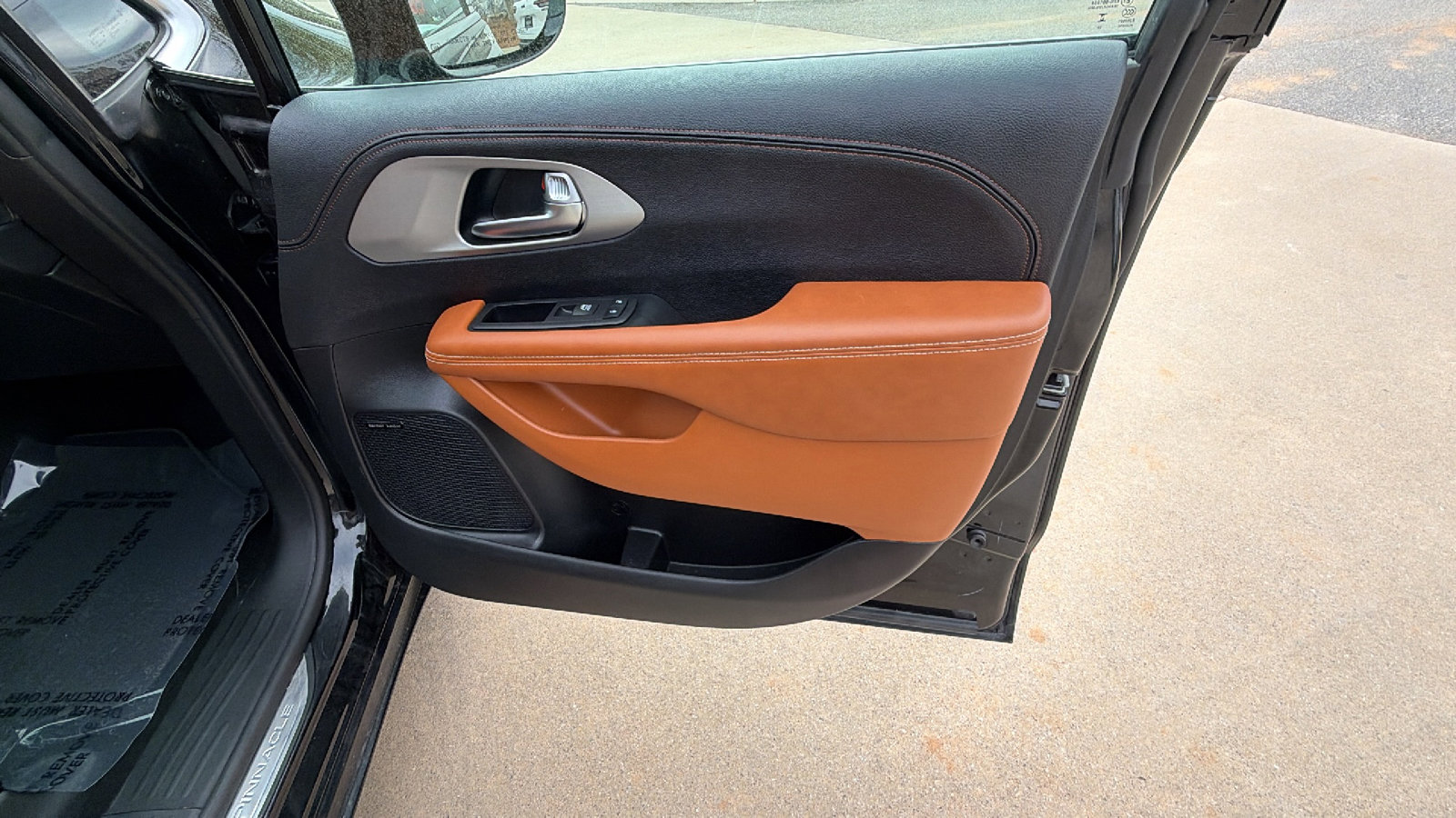 Used 2024 Chrysler Pacifica Pinnacle FWD image 19