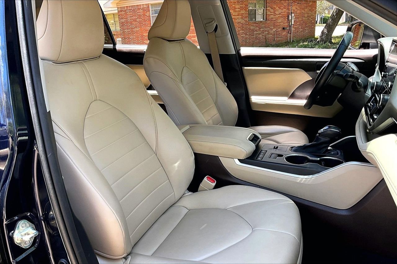 Used 2020 Toyota Highlander XLE FWD image 30