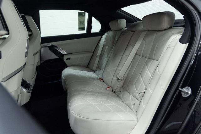Used 2025 BMW 760i xDrive w/ Executive Package image 27