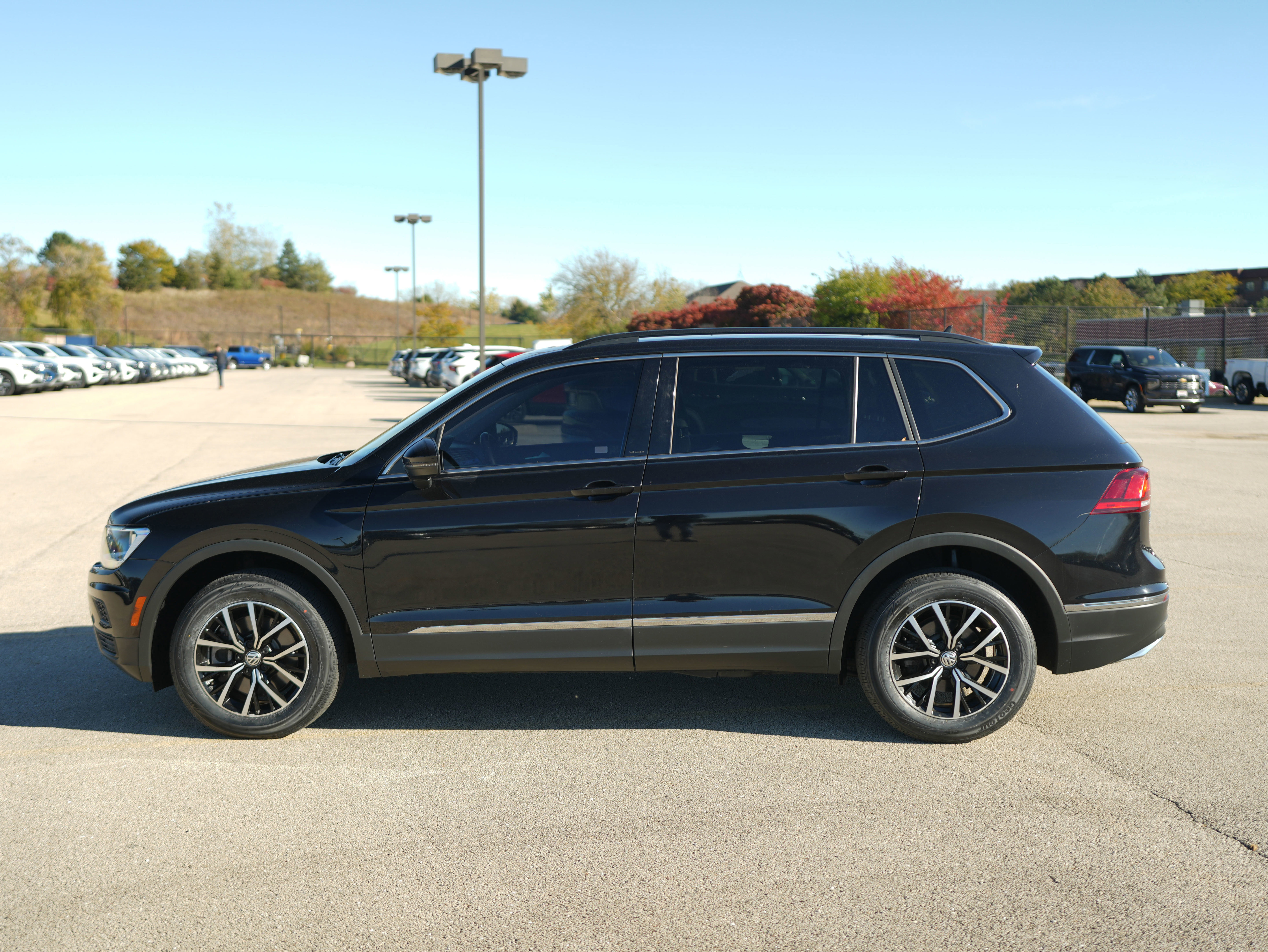 Used 2021 Volkswagen Tiguan SE w/ Panoramic Sunroof Package image 10