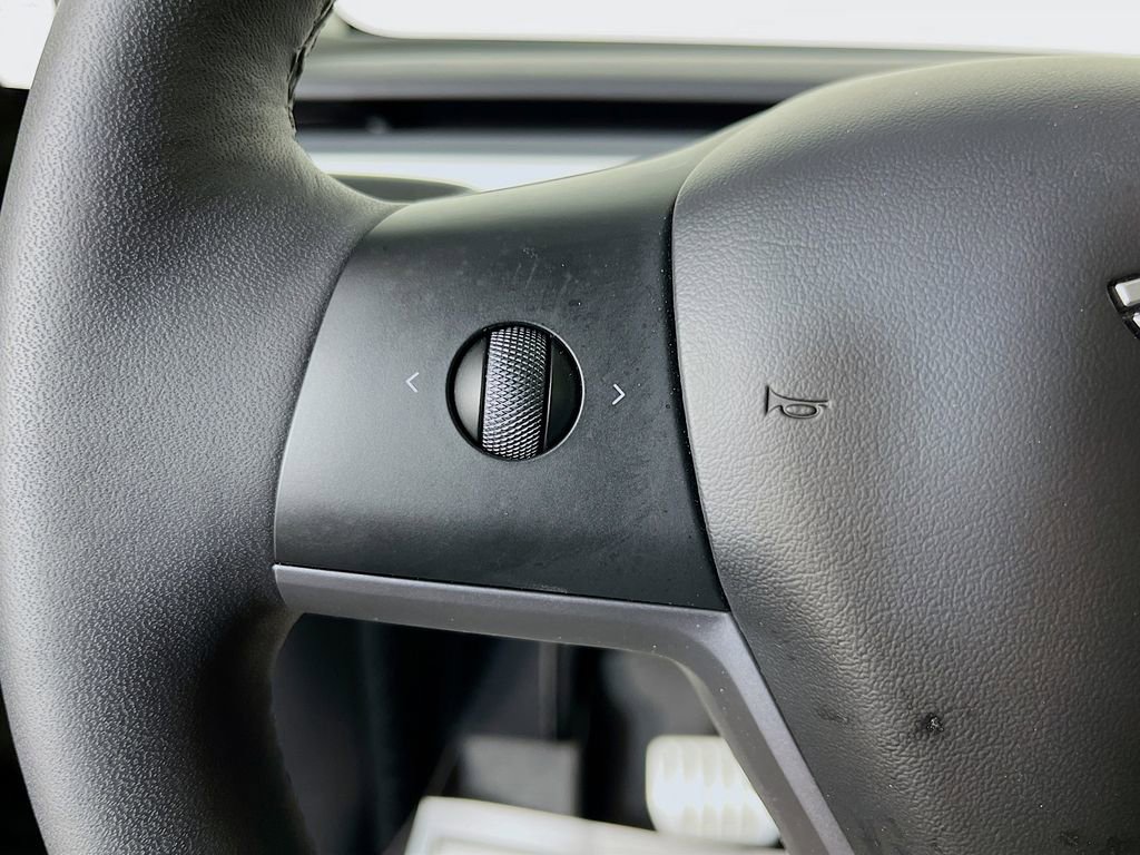 Used 2024 Tesla Model Y Performance image 11