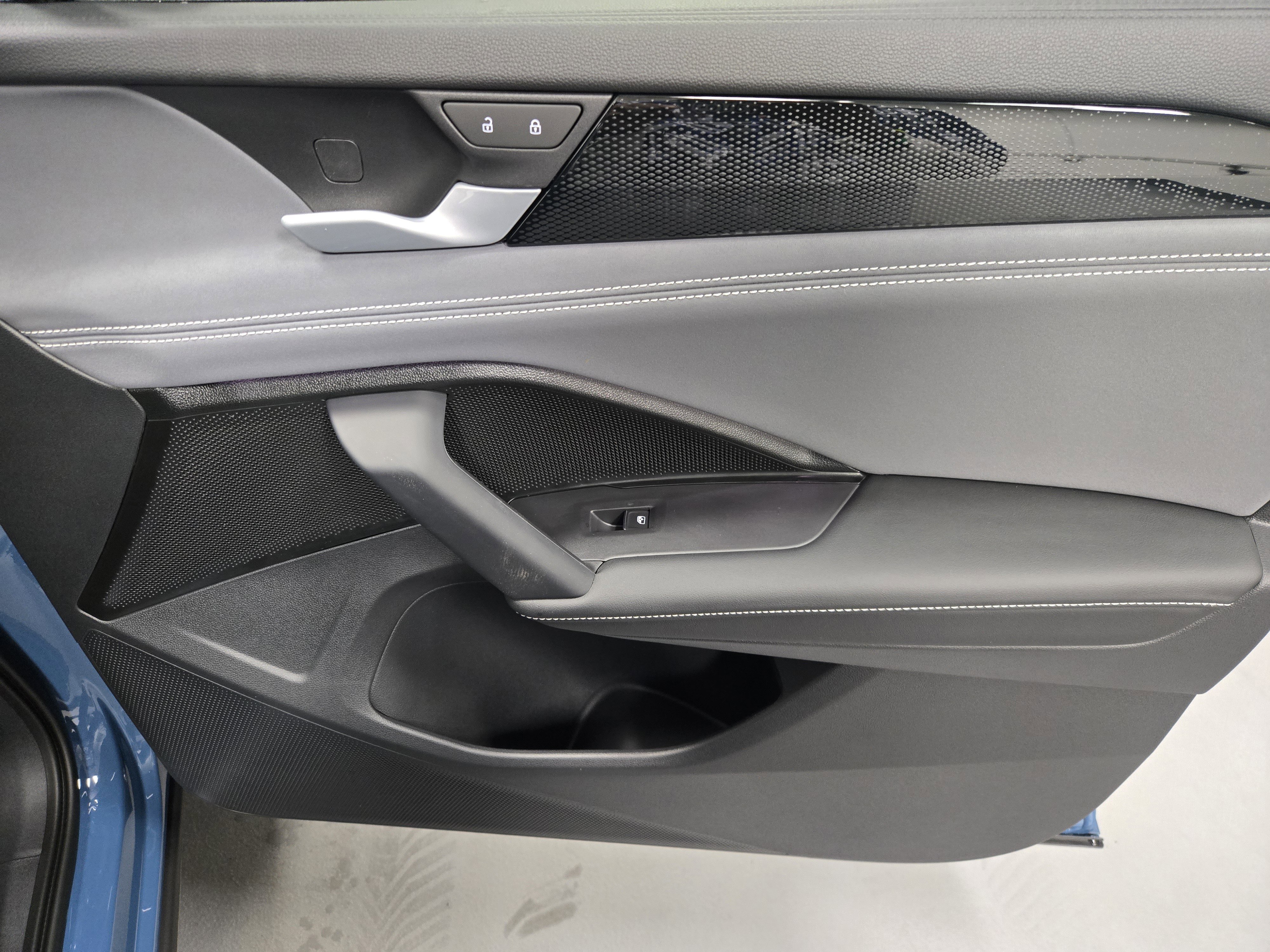 New 2025 Volkswagen Tiguan SE R-Line image 10