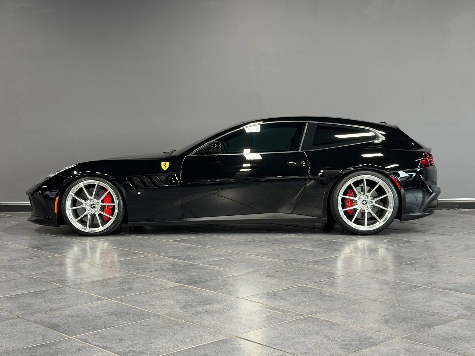 Used 2018 Ferrari GTC4Lusso AWD/4WD image 11
