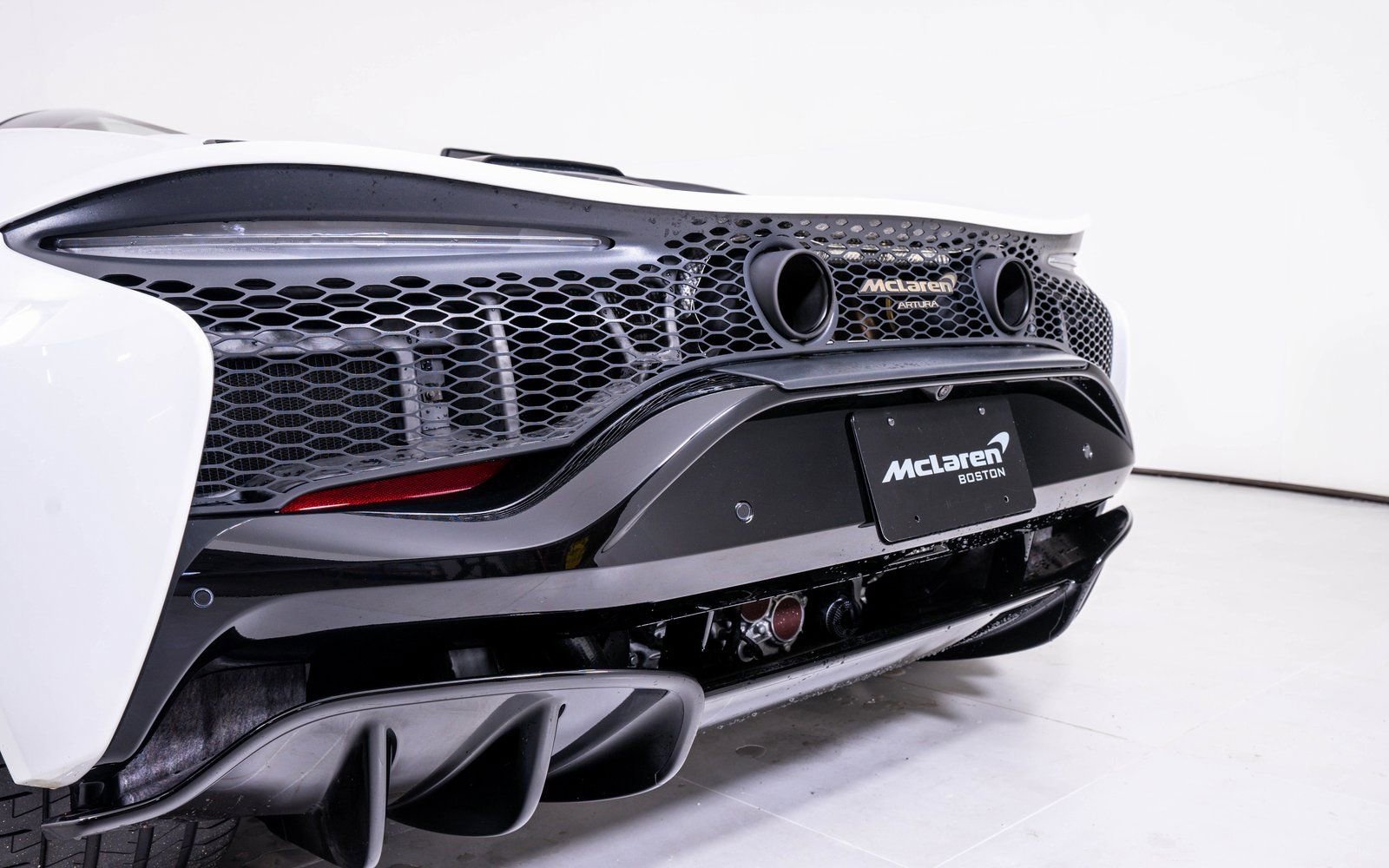 Used 2025 McLaren Artura Spider image 13