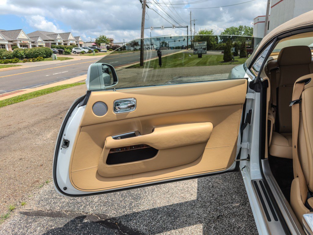 Used 2018 Rolls-Royce Dawn RWD image 32