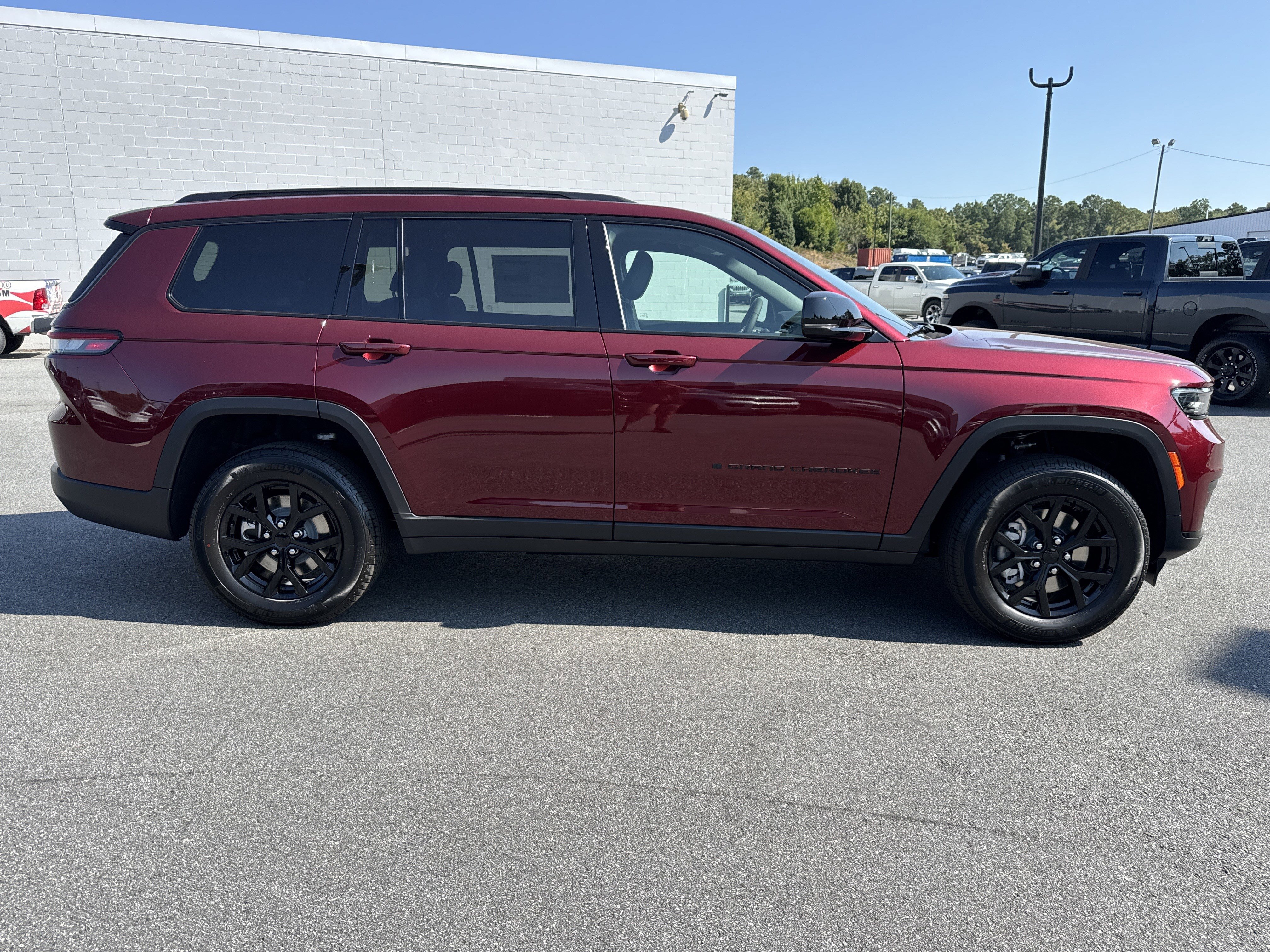 New 2025 Jeep Grand Cherokee L Altitude image 9