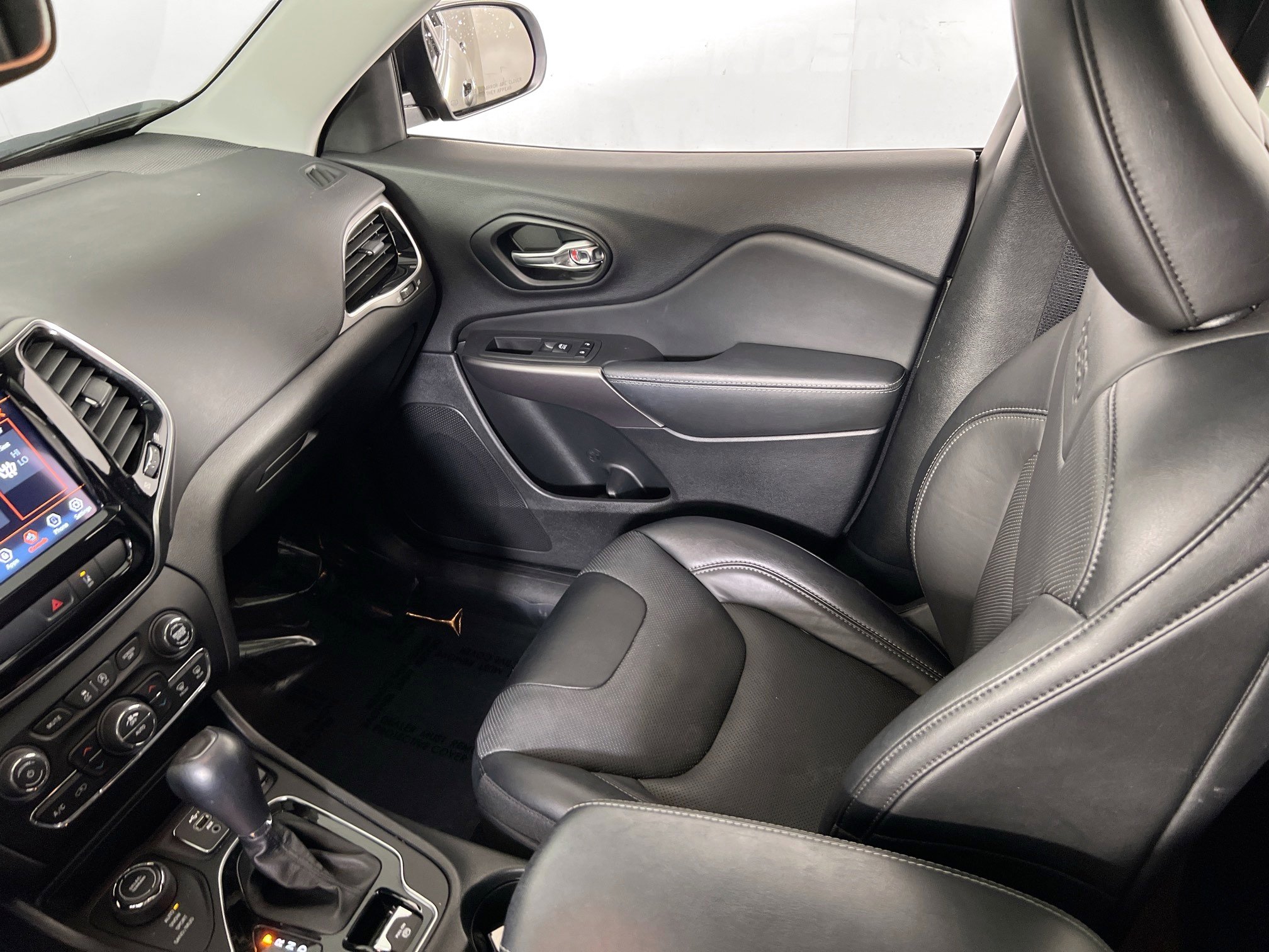 Used 2022 Jeep Cherokee Limited image 23