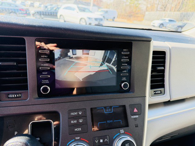 Used 2020 Toyota Sienna L FWD image 13