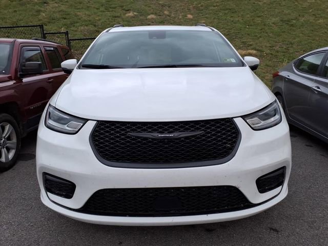 Used 2023 Chrysler Pacifica Touring-L w/ Uconnect Theater Family Group image 13