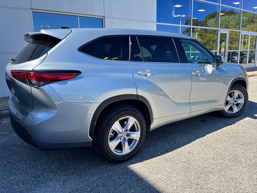 Used 2022 Toyota Highlander LE FWD image 3