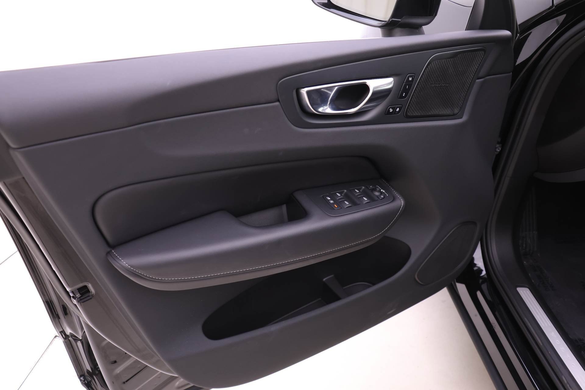 Certified 2023 Volvo XC60 B6 Ultimate w/ Protection Package Premier image 12