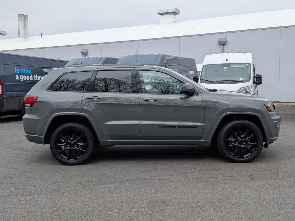 Used 2022 Jeep Grand Cherokee Laredo X image 2