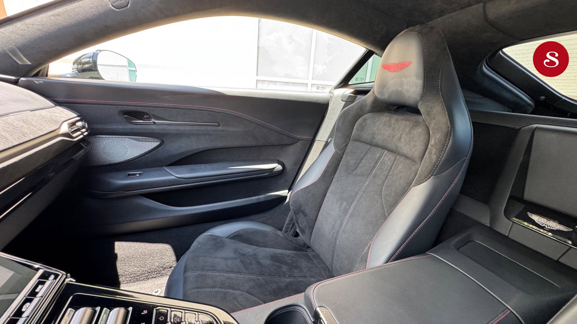 Used 2025 Aston Martin V8 Vantage Coupe RWD image 17