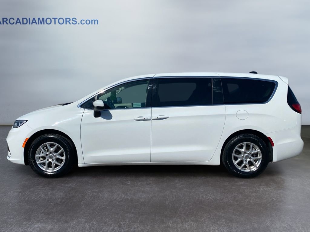 Used 2023 Chrysler Pacifica Touring-L FWD image 2