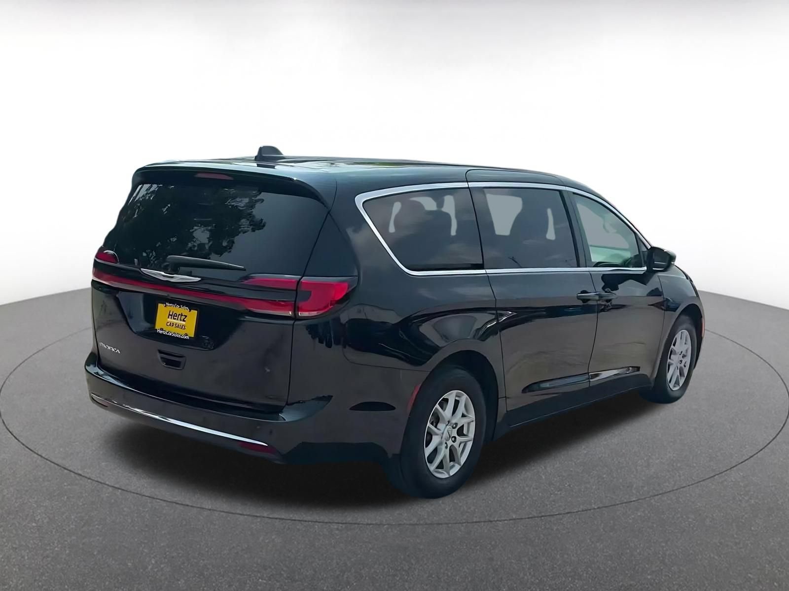 Used 2024 Chrysler Pacifica Touring-L FWD image 14