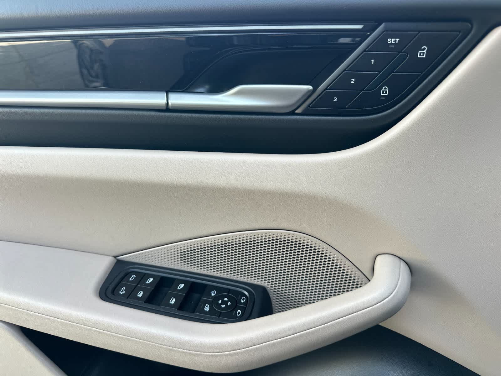 Certified 2025 Porsche Macan 4S Electric AWD/4WD image 12