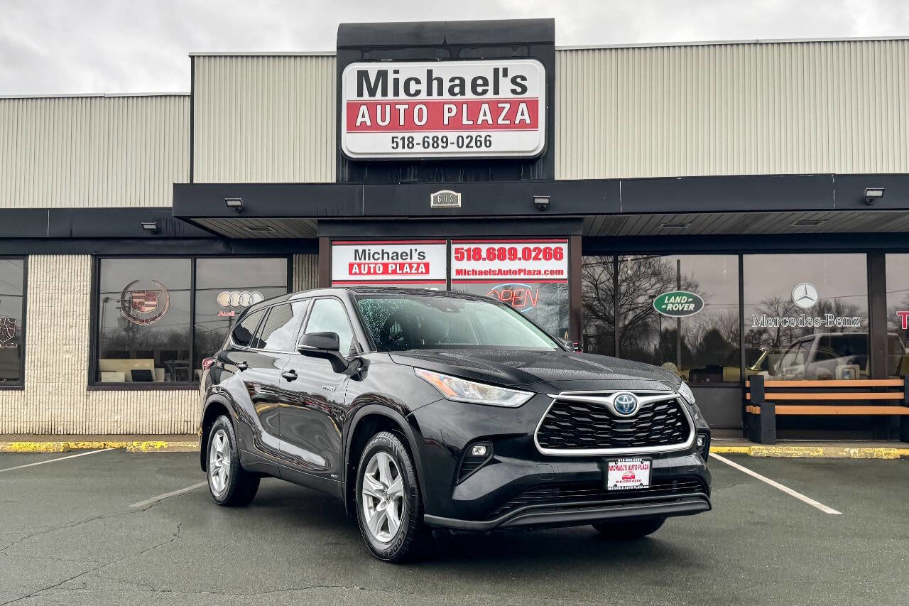 Used 2020 Toyota Highlander LE image 2