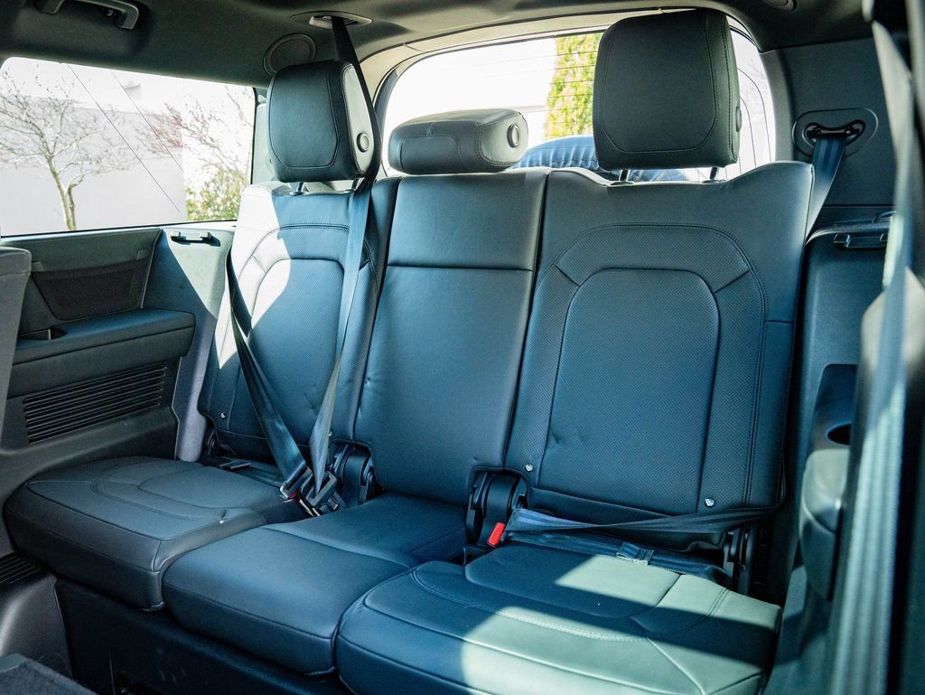 Used 2023 Land Rover Defender 130 X-Dynamic SE image 43