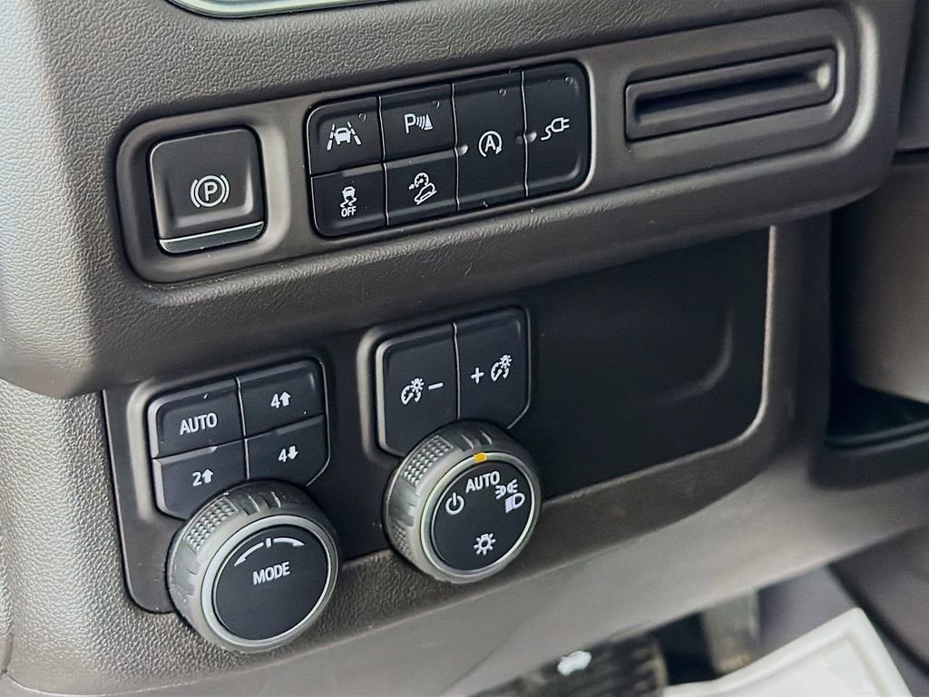 Used 2021 Chevrolet Tahoe Z71 w/ Luxury Package AWD/4WD image 11