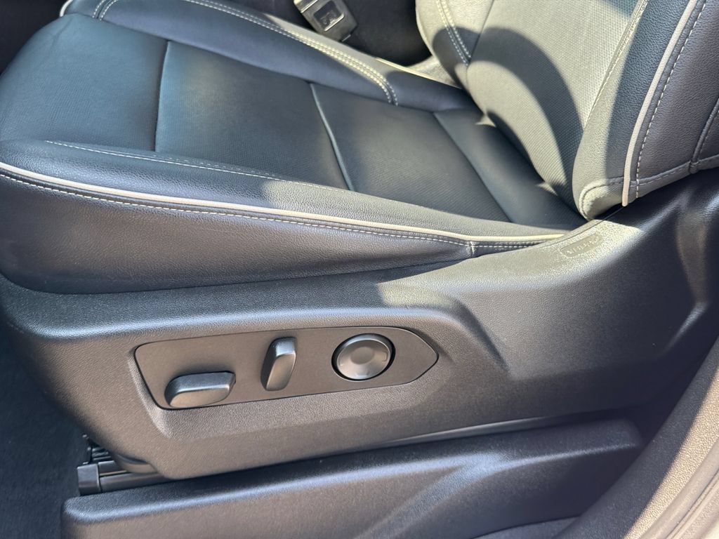 Used 2023 GMC Yukon SLT w/ SLT Luxury Package AWD/4WD image 18