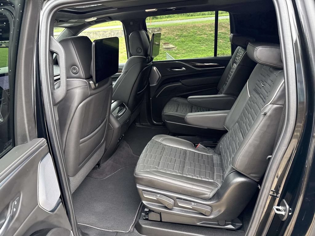 Used 2024 Cadillac Escalade ESV Sport Platinum w/ LPO, ONYX Package AWD/4WD image 10