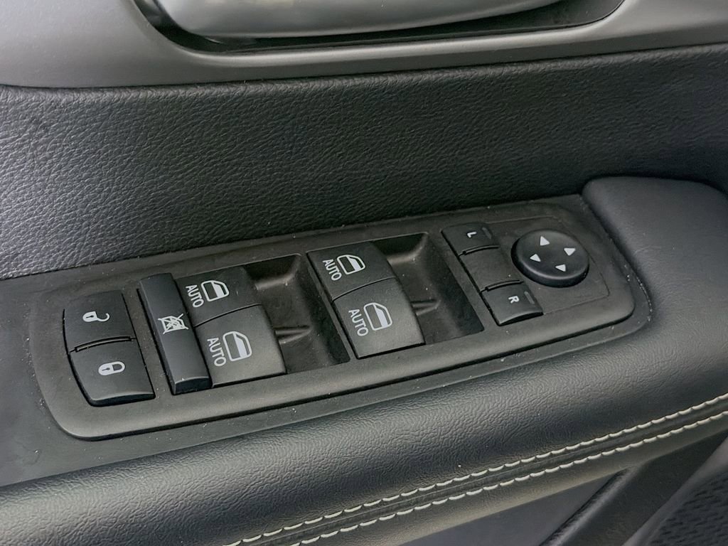 Used 2025 Chrysler Pacifica Select image 21