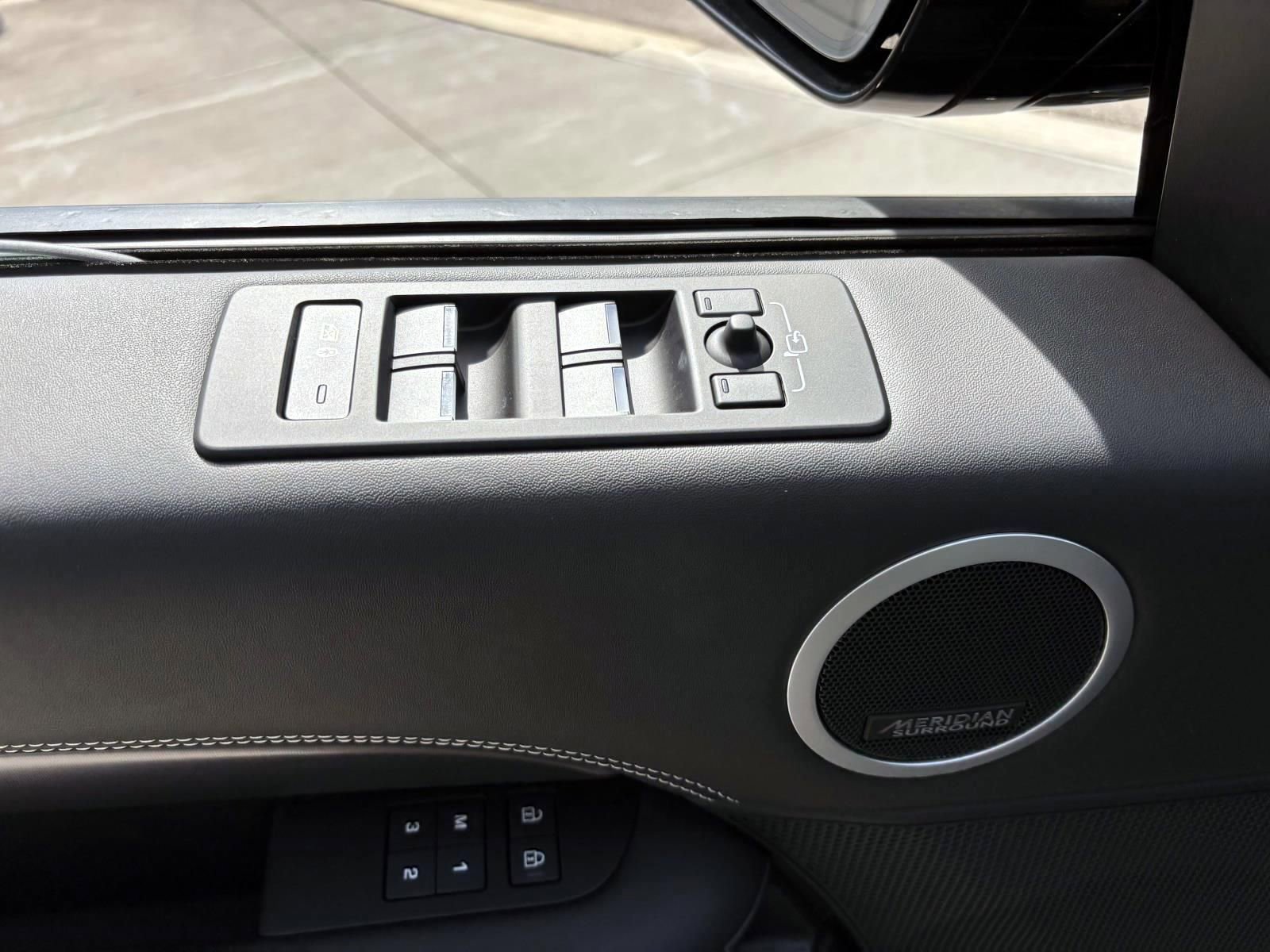 Used 2025 Land Rover Discovery Metropolitan Edition AWD/4WD image 12
