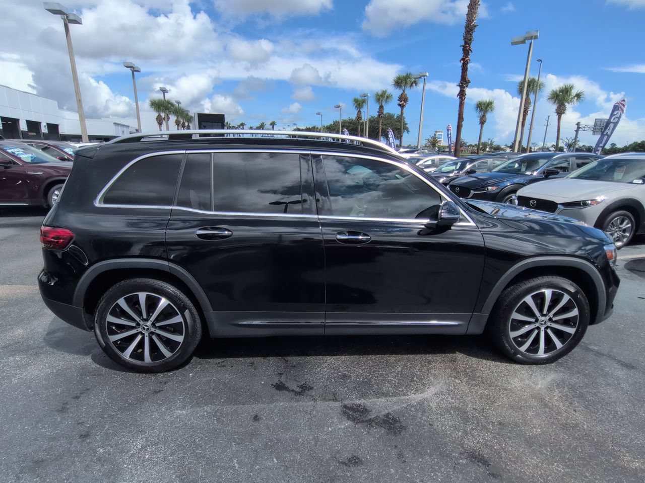Used 2023 Mercedes-Benz GLB 250 w/ Premium Package image 3