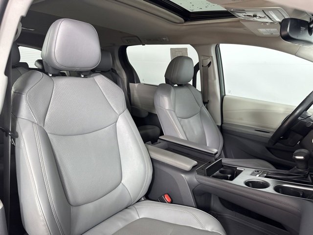 Used 2021 Toyota Sienna Limited image 26
