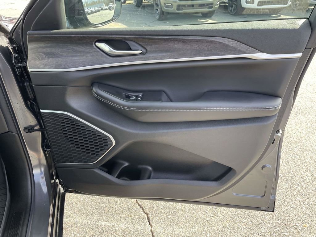 New 2026 Jeep Grand Cherokee Limited w/ Luxury Tech Group II image 16