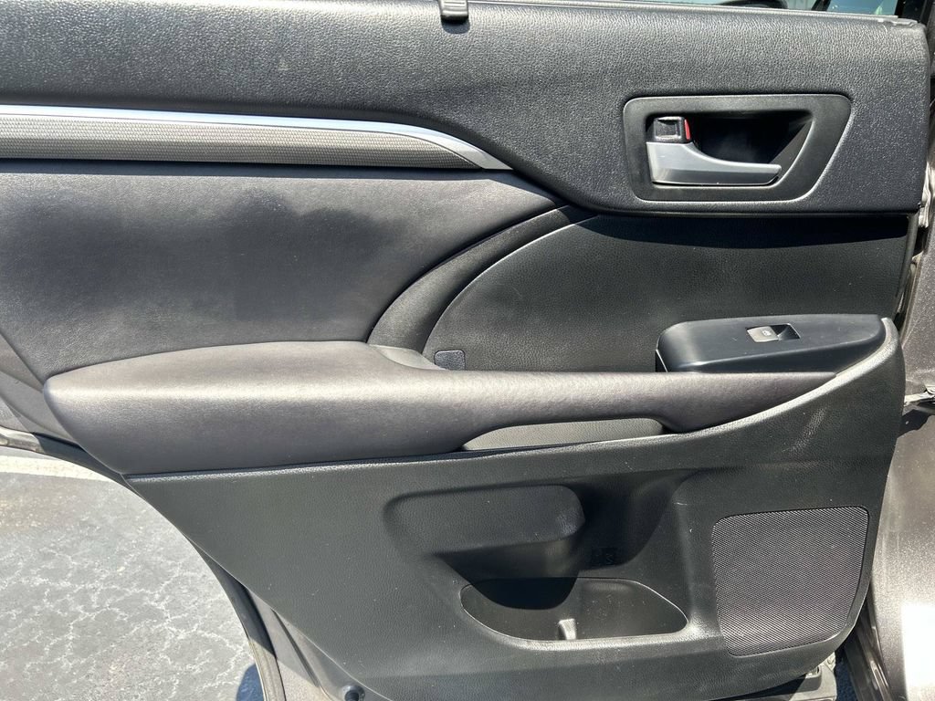 Used 2017 Toyota Highlander SE AWD/4WD image 13