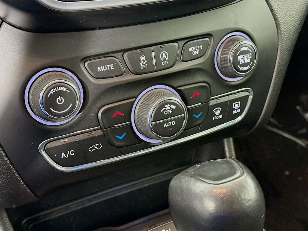 Used 2019 Jeep Cherokee Trailhawk w/ Cold Weather Group image 22