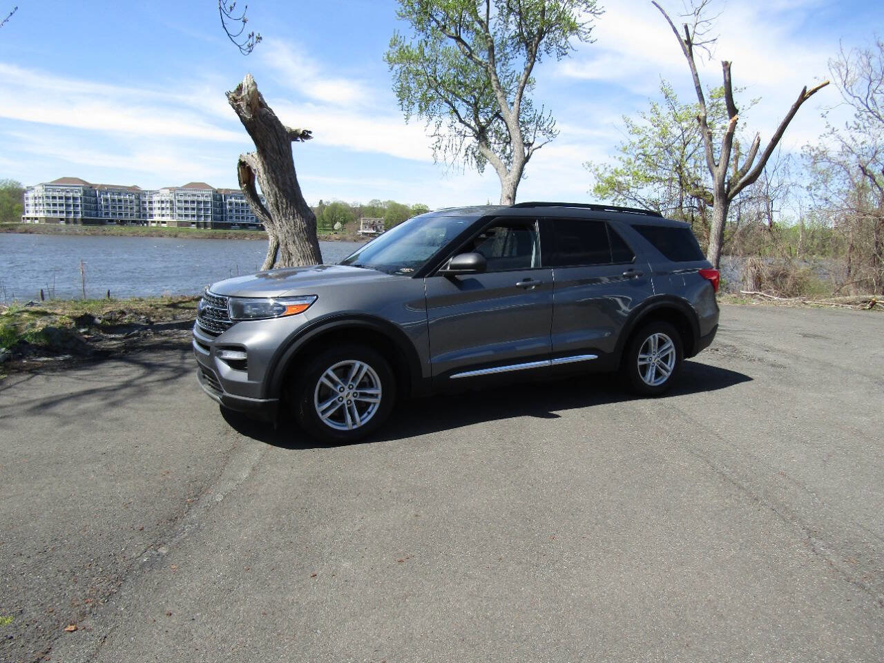 Used 2022 Ford Explorer XLT AWD/4WD image 2