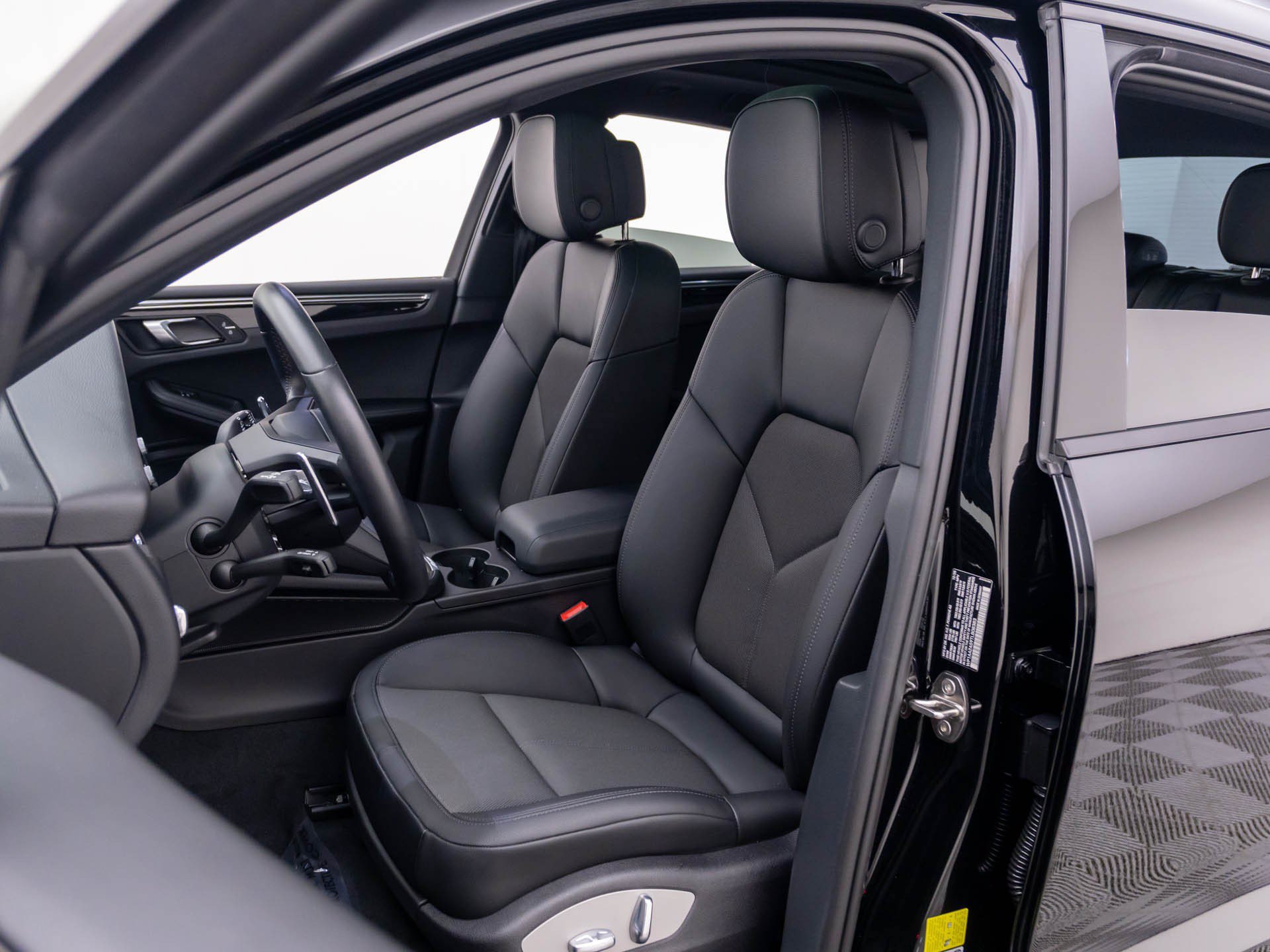Certified 2026 Porsche Macan AWD/4WD image 5