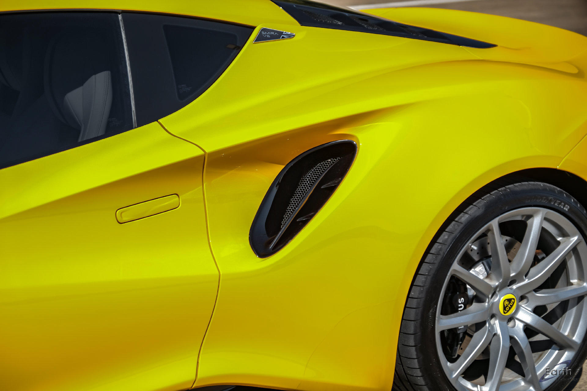 Used 2025 Lotus Emira RWD image 41