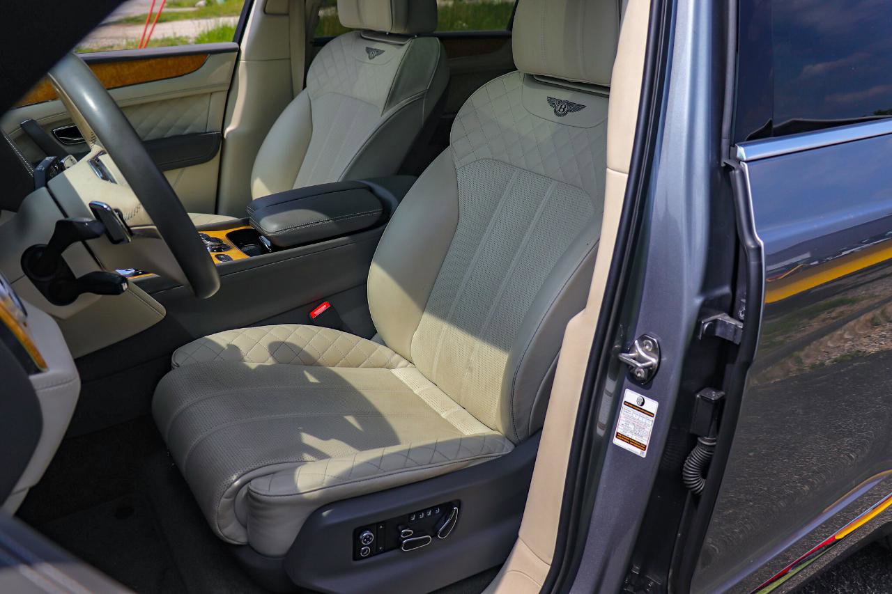 Used 2017 Bentley Bentayga image 24