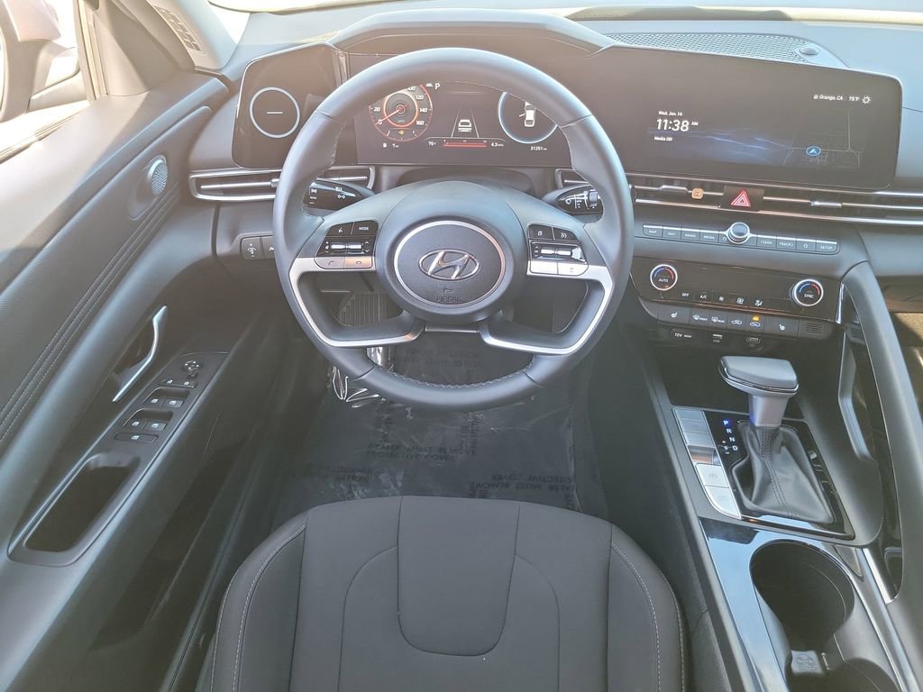 Used 2023 Hyundai Elantra SEL w/ Convenience Package image 4