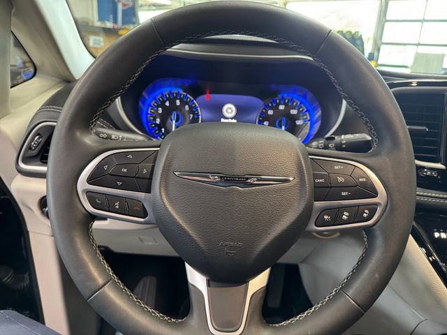 Used 2024 Chrysler Pacifica Touring-L AWD/4WD image 19