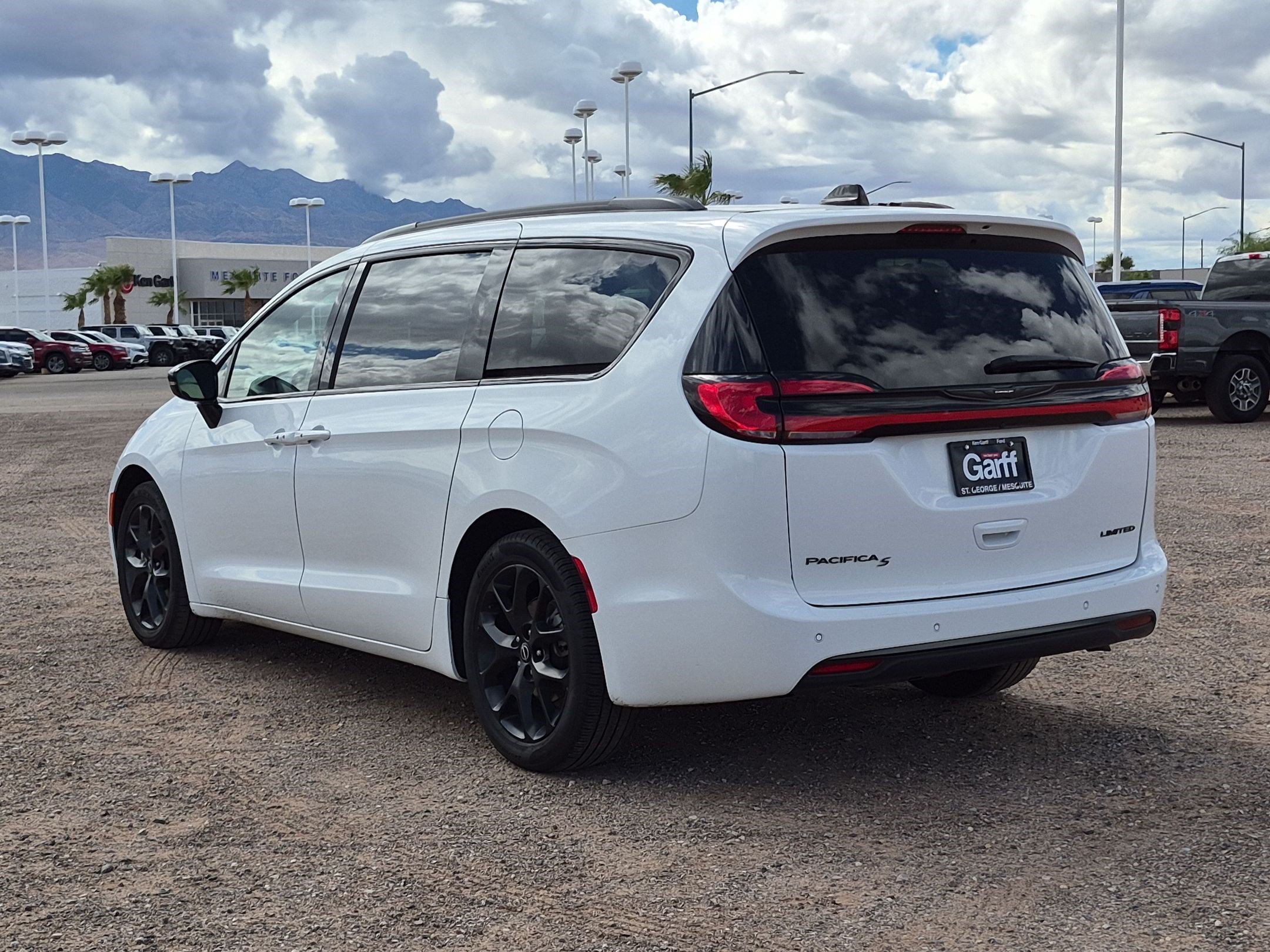 Used 2025 Chrysler Pacifica Limited FWD image 5
